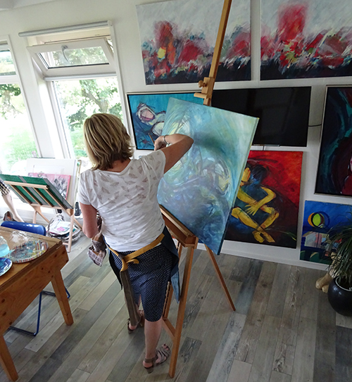 Lucy aan het schilderen